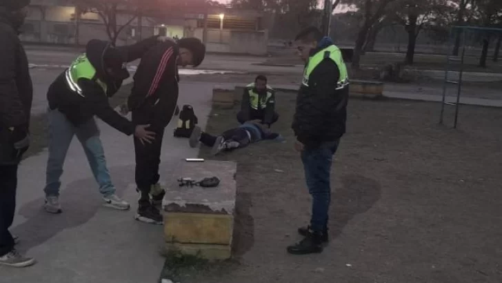 Un sujeto intentaba vender droga en un paseo público de la Costanera