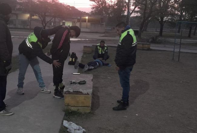 Un sujeto intentaba vender droga en un paseo público de la Costanera