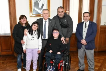 El Gobernador Jaldo entregó una silla de ruedas postural a un joven de 17 años