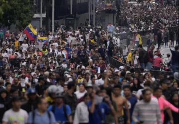 Violentos enfrentamientos entre policías y manifestantes en las calles de Caracas