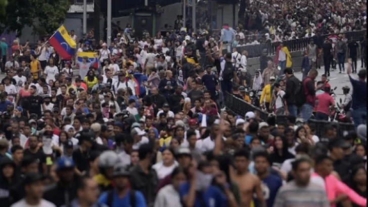 Violentos enfrentamientos entre policías y manifestantes en las calles de Caracas