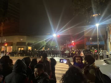 Detienen a 3 personas en una protesta contra el Presidente