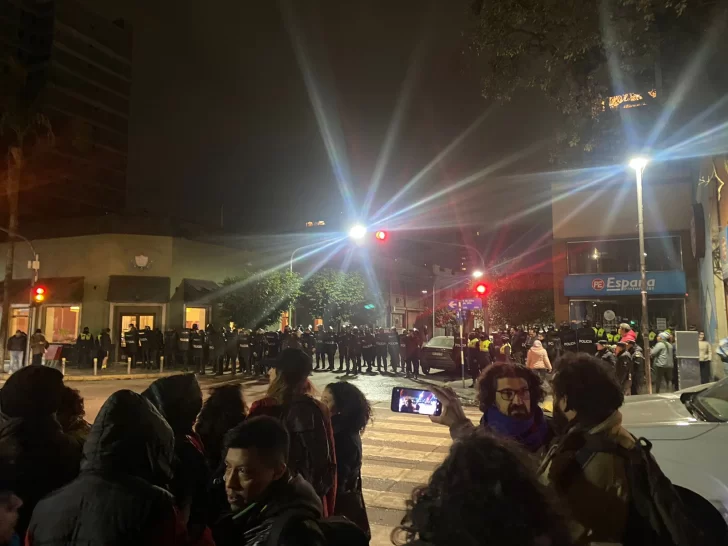 Detuvieron a tres personas en una protesta contra el Presidente