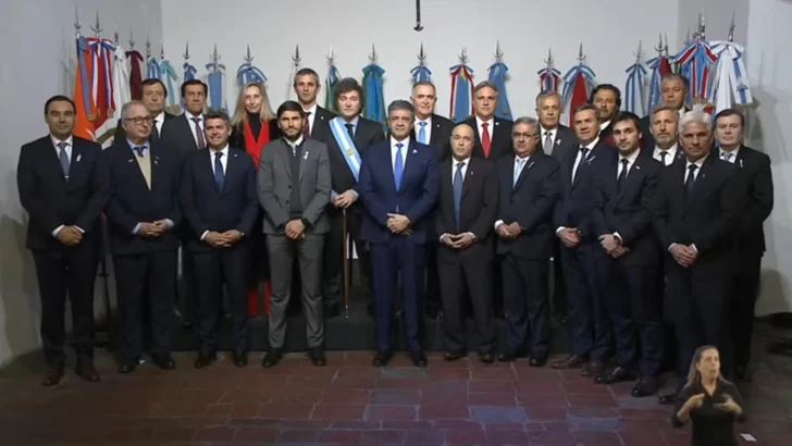 El presidente Milei firmó el pacto de Mayo con Jaldo y 17 gobernadores