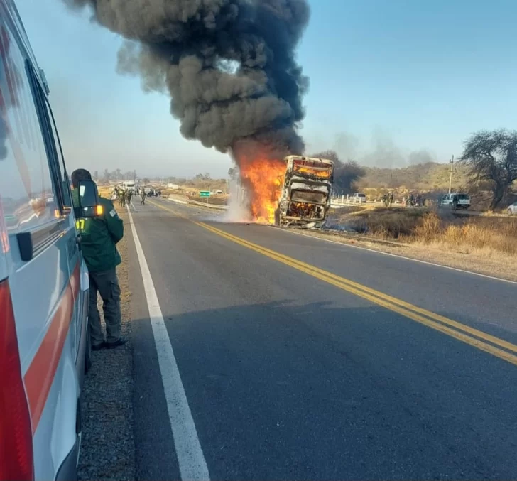 Corte en la Ruta 9 por el incendio de un colectivo