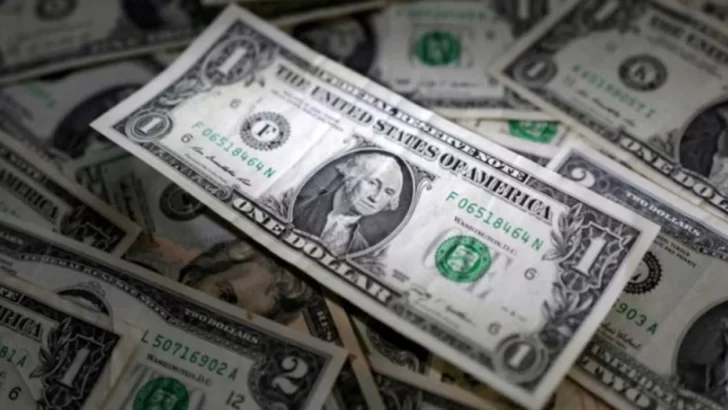 El dólar blue cerró en $1405 y marcó un nuevo récord