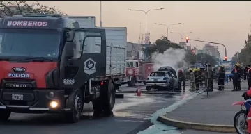 Un auto se incendió frente a la Terminal de Omnibus Tucumán y corta el acceso