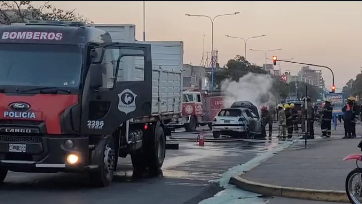 Un auto se incendió frente a la Terminal de Omnibus Tucumán y corta el acceso