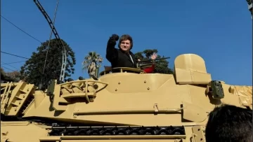 Día de la Independencia: Milei y Villarruel subieron a un tanque durante el desfile