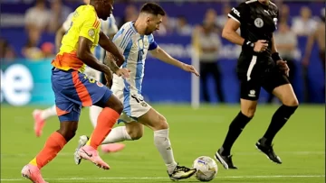 Messi se fue dolorido al entretiempo: Argentina y Colombia empatan en la final