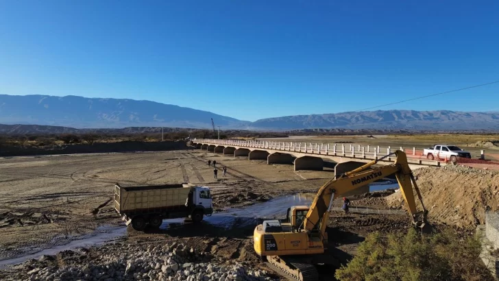 Avanza la recuperación del puente sobre el río Santa María y de la Ruta 307