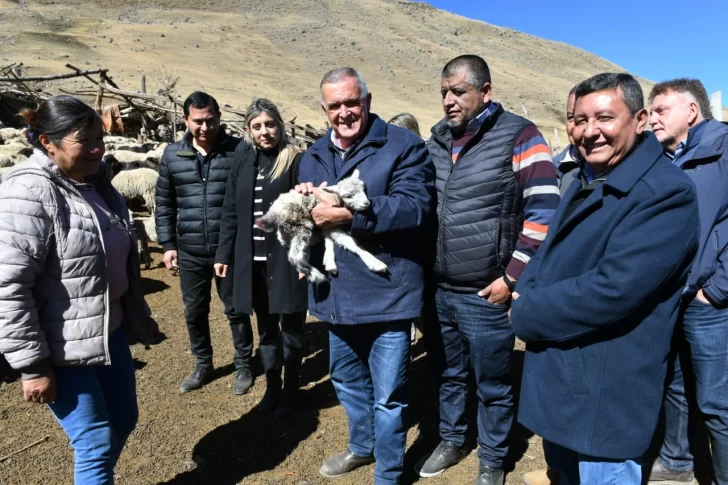 Jaldo entregó insumos a afectados por incendios