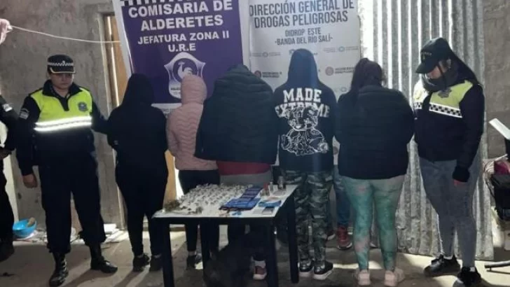 Detuvieron a una mujer por narcomenudeo y a otras cuatro por agredir a policías