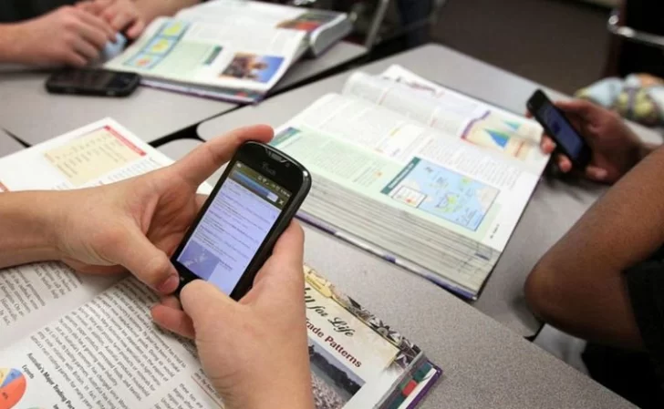 Presentaron un proyecto de ley en la Legislatura para prohibir el uso de celulares en las escuelas