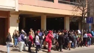 Quejas por una parada de colectivos frente a un edificio en calle San Lorenzo