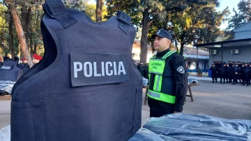 El Gobierno entregó 4.800 nuevos chalecos para la policía de la provincia