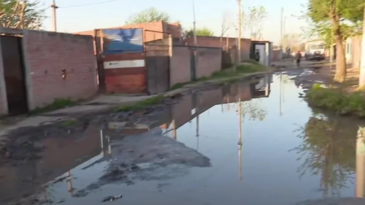 Vecinos del asentamiento 23 de Febrero denuncian caños rotos y falta de infraestructura