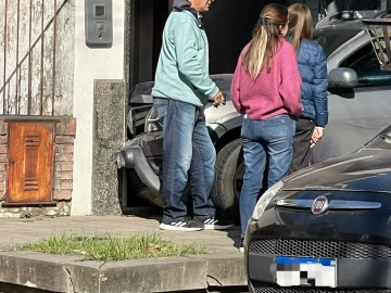 Dos camionetas chocaron y una impactó contra una casa