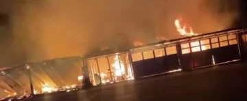 Un incendio de gran magnitud arrasó con todos los puestos comerciales en el Monumento al Indio