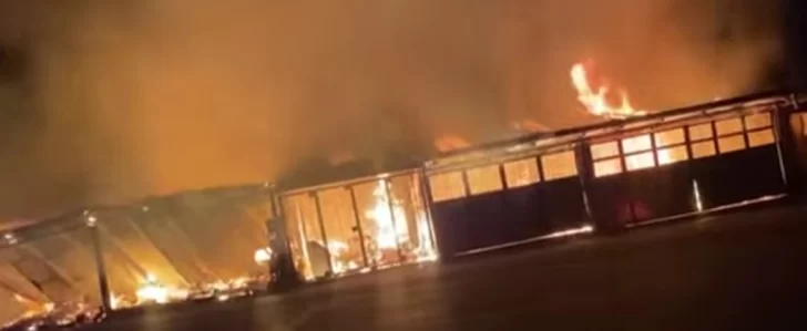 Un incendio de gran magnitud arrasó con todos los puestos comerciales en el Monumento al Indio