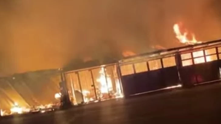 Un incendio de gran magnitud arrasó con todos los puestos comerciales en el Monumento al Indio