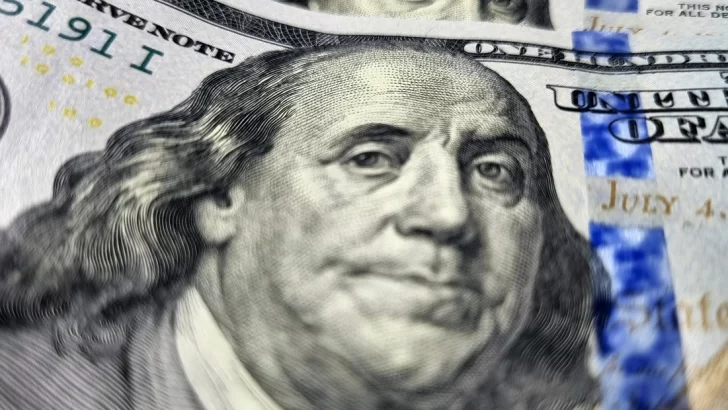 El dólar blue bajó a $ 1.335 y marcó su menor nivel en dos meses