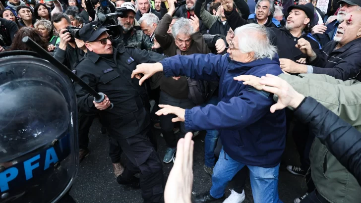 Activaron el protocolo antipiquetes y reprimieron una marcha contra el veto de Milei al aumento a jubilados