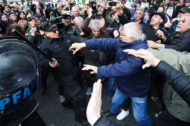 Activaron el protocolo antipiquetes y reprimieron una marcha contra el veto de Milei al aumento a jubilados