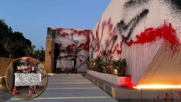 Activistas climáticos vandalizaron la casa de Lionel Messi en Ibiza y la tiñeron de rojo y negro