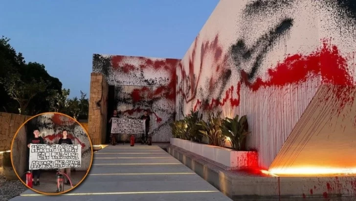 Activistas climáticos vandalizaron la casa de Lionel Messi en Ibiza y la tiñeron de rojo y negro