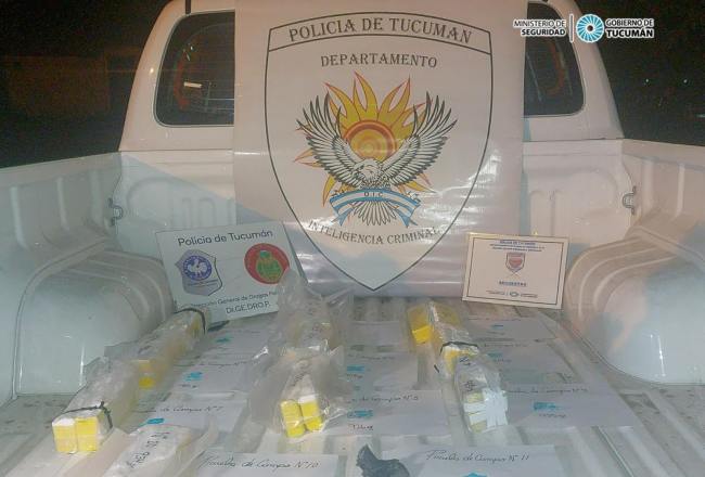 Dos sujetos arrojaron 10 ladrillos de cocaína mientras eran perseguidos por la Policía