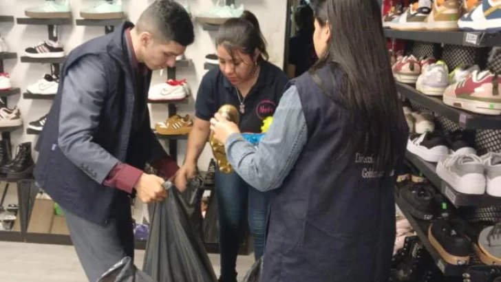 Incautaron mercadería ilegal en un local de calle Alsina al 1.100