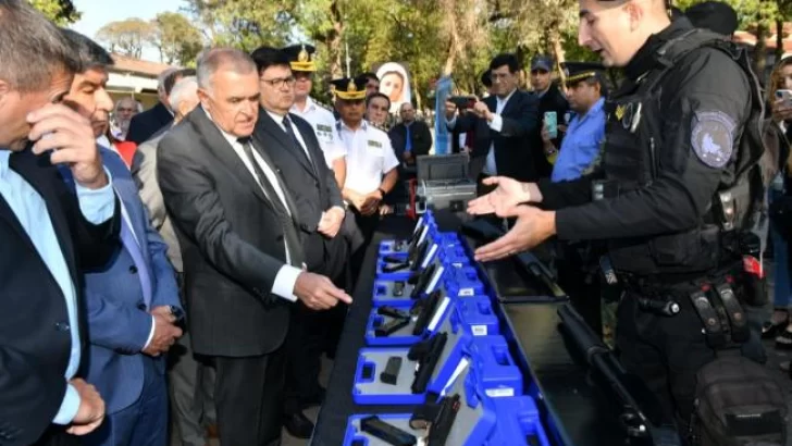 El Gobernador entregó insumos y armamento para la Policía y el servicio Penitenciario