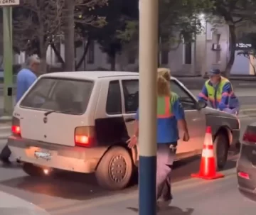 Denunciaron al conductor que huyó de un control de tránsito y atropelló a un agente