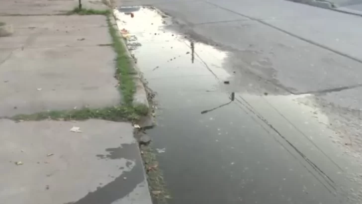 Vecinos reclaman por la falta de respuestas ante la pérdida de agua potable y deterioro de calles