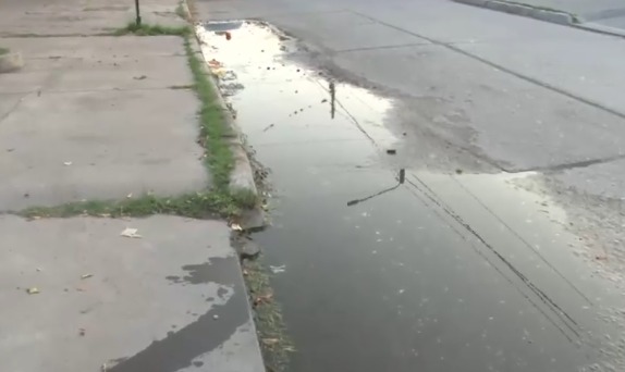 Vecinos reclaman por la falta de respuestas ante la pérdida de agua potable y deterioro de calles