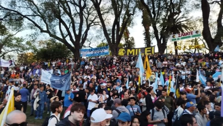 Javier Milei lanza su partido, La Libertad Avanza, a nivel nacional y encabeza un acto en Parque Lezama