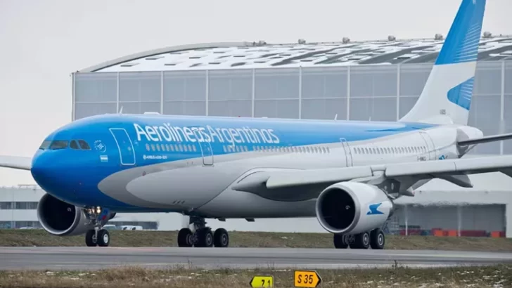 El Gobierno no descartó el cierre de Aerolíneas Argentinas y culpó a los sindicalistas: “Sin gerentes no puede funcionar”