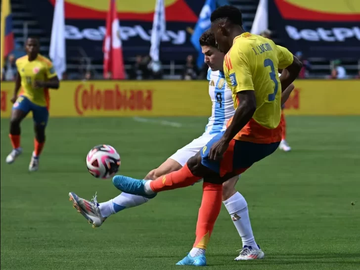 La Selección argentina perdió 2-1 con Colombia en un partido caliente