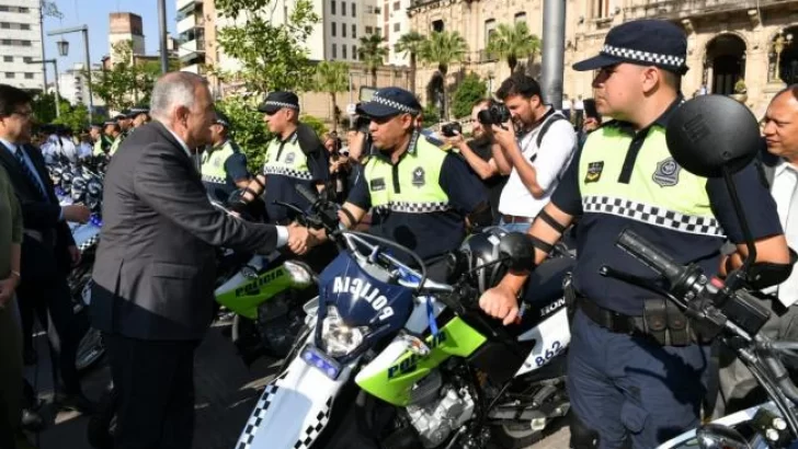 El Gobierno entregó 100 motos a la Policía de Tucumán