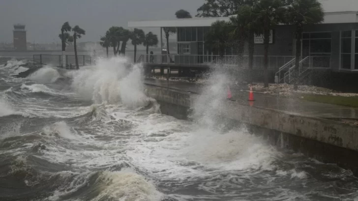 El huracán Milton golpeó el centro de Florida con lluvias y fuertes ráfagas de viento: hay al menos dos muertos