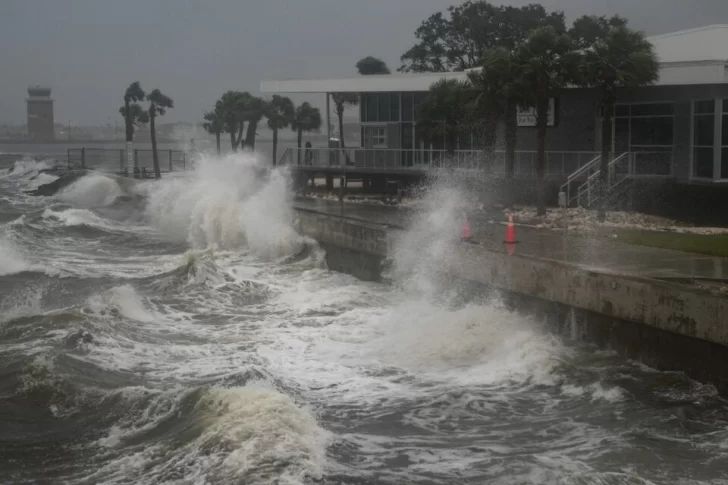 El huracán Milton golpeó el centro de Florida con lluvias y fuertes ráfagas de viento: hay al menos dos muertos