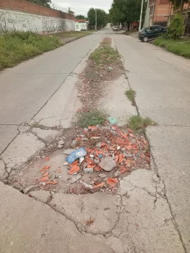 Inseguridad y abandono en calle Don Orione: vecinos reclaman por obra inconclusa