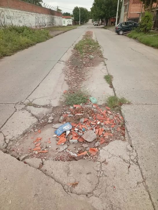 Inseguridad y abandono en calle Don Orione: vecinos reclaman por obra inconclusa