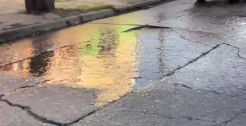 Vecinos de la calle 12 de Octubre reclaman a la SAT por una pérdida de agua que  causó un socavón