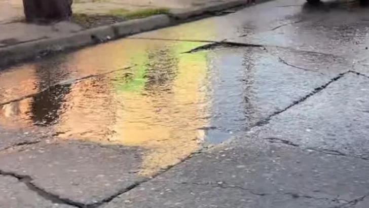 Vecinos de la calle 12 de Octubre reclaman a la SAT por una pérdida de agua que  causó un socavón