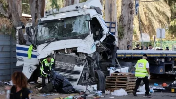 Ataque en Israel: camión atropelló a varias personas en una parada de transporte