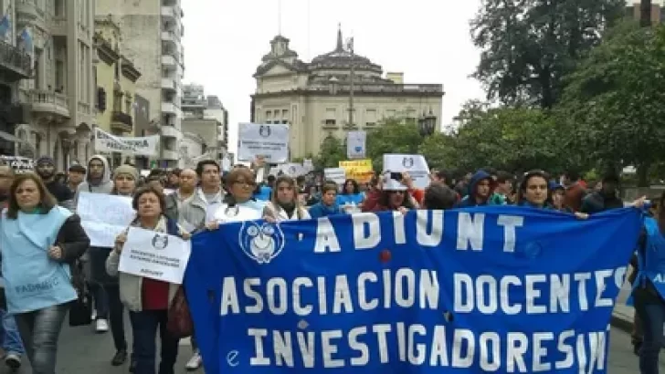 Comenzó la semana completa de paro de los docentes universitarios