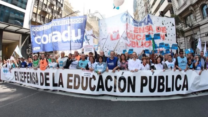 Docentes y no docentes universitarios lanzaron un paro total para este jueves