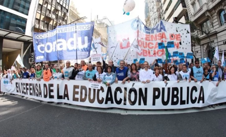 Docentes y no docentes universitarios lanzaron un paro total para este jueves